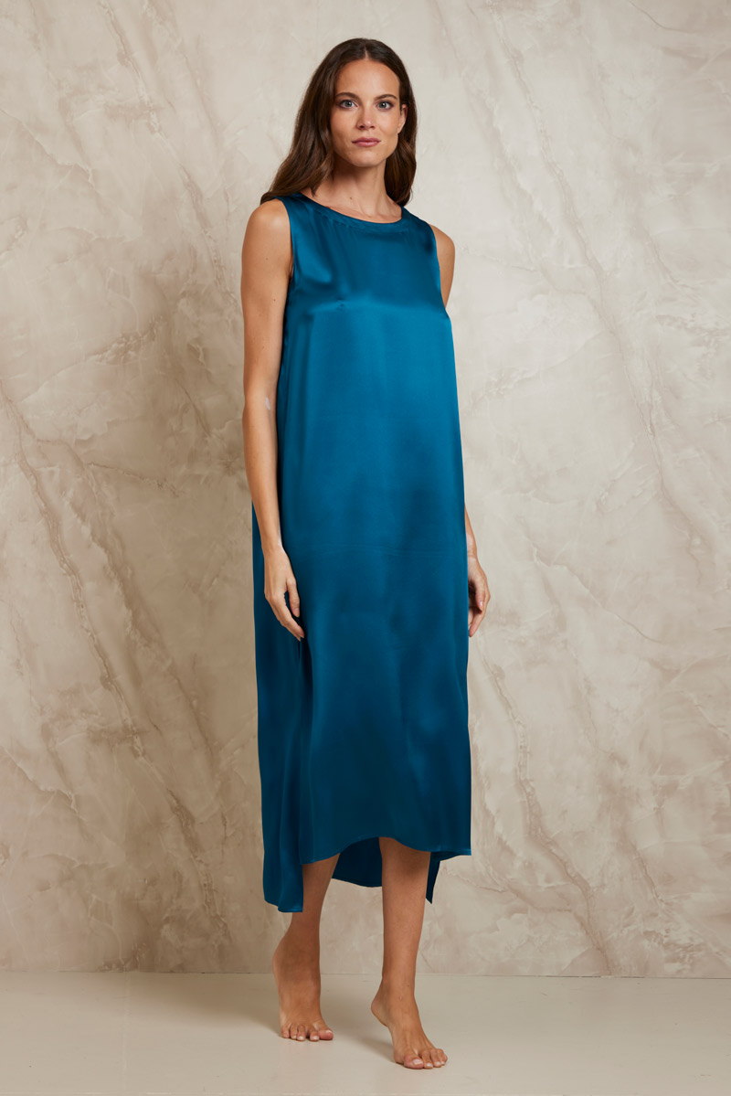 ABITO IN SETA A SPALLA LARGA