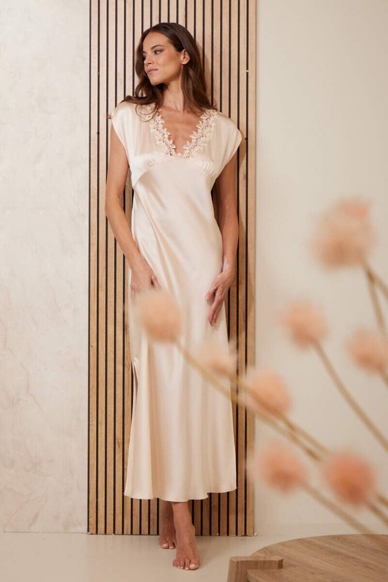 ABITO IN SETA CON PIZZO