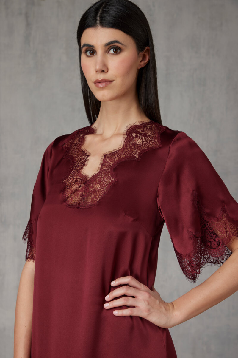 ABITO IN SETA CON PIZZO